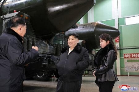 １月５日、  北朝鮮国営の朝鮮中央通信（ＫＣＮＡ）は金正恩朝鮮労働党総書記がミサイルの発射台付き車両（ＴＥＬ）を製造する工場を視察し、敵との「軍事対決」に備えるための重要な任務だとして生産拡大を指示したと伝えた。写真は視察の様子。KCNAが同日配信（２０２４年　ロイター）