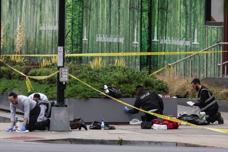 米首都ワシントンのユダヤ博物館近くでイスラエル大使館職員２人が銃撃され死亡した事件で、検察当局は２２日、イライアス・ロドリゲス容疑者（３１）を第１級殺人と外国公務員殺害などの疑いで訴追した。写真は５月２２日、ワシントンで撮影（２０２５年　ロイター/Evelyn Hockstein）