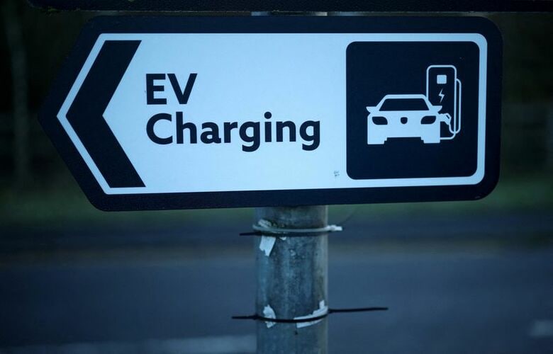 写真は電気自動車の充電ステーション。2025年11月、英マンチェスターで撮影。 REUTERS/Phil Noble