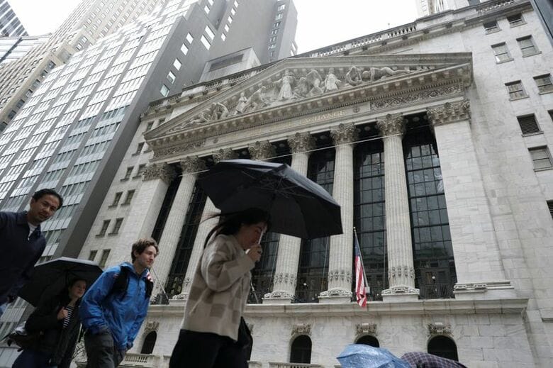 米ニューヨーク証券取引所前で２１日撮影。REUTERS/Jeenah Moon