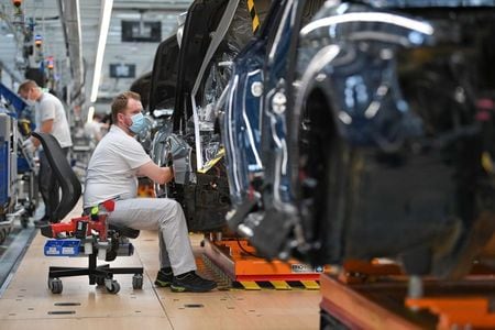 　ドイツ最大の労組ＩＧメタルのイェルク・ホフマン代表は５月６日、同国の自動車産業は電気自動車（ＥＶ）用の電池をはじめとする新技術に投資しない限り、「雇用の崩壊」に直面することになると警告した。２０２０年６月、インゴルシュタットにあるアウディの工場で撮影（２０２１年　ロイター/Andreas Gebert）