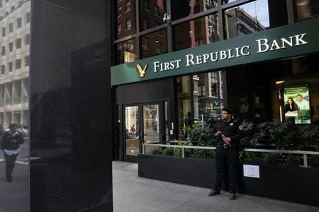 　５月１日、米カリフォルニア州金融当局は１日、経営不振の中堅銀行ファースト・リパブリック・バンクを閉鎖し、同行の資産をＪＰモルガン・チェース銀行に売却することで合意したと発表した。写真は４月、サンフランシスコにあるファースト・リパブリック・バンクの支店で撮影（２０２３年　ロイター/Loren Elliott）