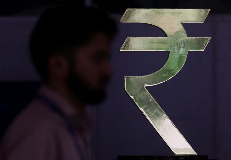 写真はルピーの通貨記号。4月8日、インドのムンバイで撮影。 REUTERS/Francis Mascarenhas