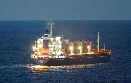 　８月２日夜、国連とトルコの仲介で合意したウクライナ産穀物輸出再開の最初の貨物船がトルコ沖に到着し、ボスポラス海峡の入り口付近にいかりを下ろした。写真はウクライナ産穀物を積んだラゾニ号。２日に黒海で撮影（２０２２年　ロイター／Yoruk Isik）