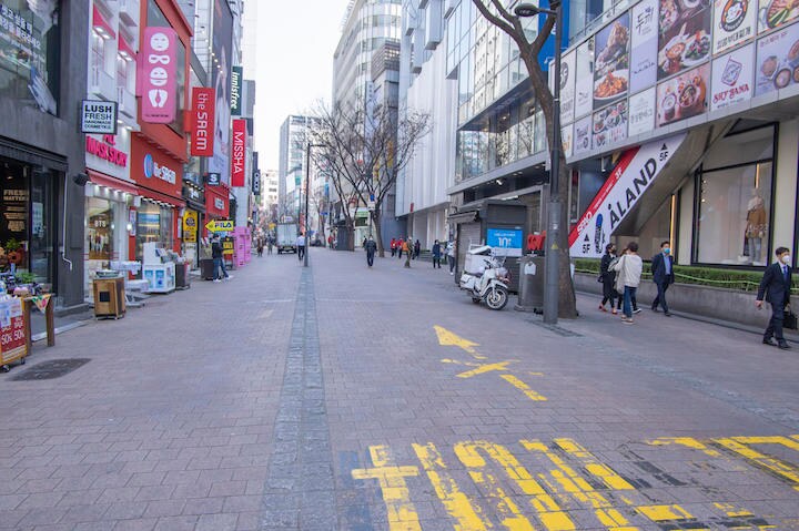 韓国最大の繁華街明洞も閑散としている　撮影：佐々木和義