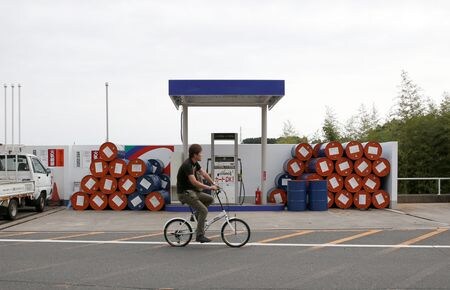 　４月２２日、石破茂首相は、ガソリン価格を来月２２日から１リットル当たり１０円引き下げると表明した。鈴鹿で２０１７年撮影（２０２５年　ロイター／Toru Hanai）