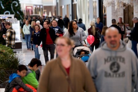 米商務省が３１日発表した９月の個人消費支出（季節調整済み）は、前月比０．２％増と小幅に伸びた。ペンシルベニア州キング・オブ・プルシアで昨年１２月撮影（２０１９年　ロイター/MARK MAKELA）