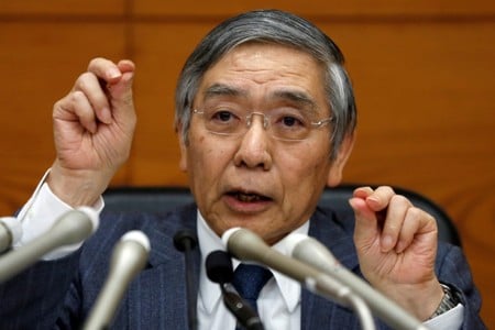 　１２月１３日、日銀の黒田東彦総裁は都内で開かれた恒例のエコノミスト懇親会であいさつし、「経済・物価に合わせて適切な政策運営を行いたい」と強調した。写真は日銀本店で１０月撮影（２０１７年　ロイター/Toru Hanai）