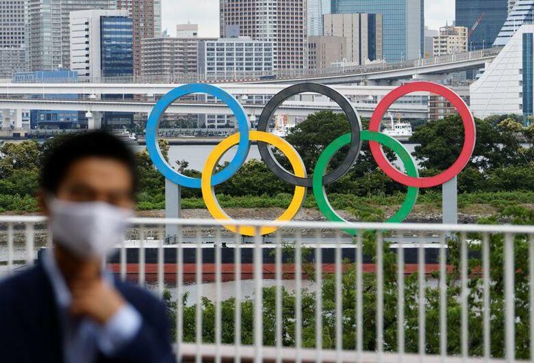 東京オリンピックの開幕まで1カ月を切る中で、東京都の新型コロナウイルス新規感染者数が増加している。都内で27日撮影（2021年　ロイター/Fabrizio Bensch）