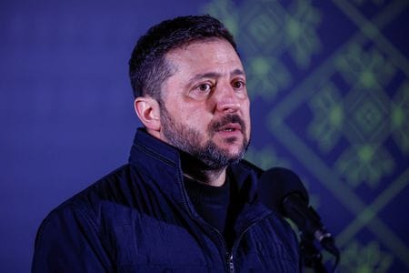 ３月２日、キーウで記者団に発言するウクライナのゼレンスキー大統領。REUTERS/Alina Smutko