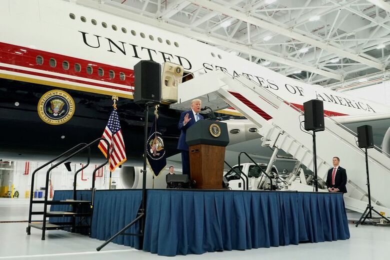 新しい専用機の前で話すトランプ米大統領。６月１０日、メリーランド州アンドリュース統合基地で撮影（２０２６年　ロイター/Elizabeth Frantz）