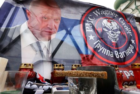 ８月２９日、 ロシア大統領府のペスコフ報道官は、民間軍事会社ワグネルの創設者エフゲニー・プリゴジン氏の葬儀にプーチン大統領が出席する計画はないと述べた。写真はモスクワに設置されたプリゴジン氏の死を悼む祭壇。同日撮影（２０２３年　ロイター/Maxim Shemetov）