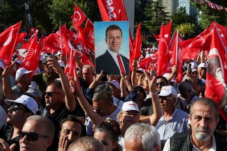 　トルコの裁判所は１５日、中道派の最大野党、共和人民党（ＣＨＰ）のオズギュル・オゼル党首の解任の是非の判断を延期した。裁判は１０月２４日に開くとしている。アンカラで１４日撮影（２０２５年　ロイター／Umit Bektas）