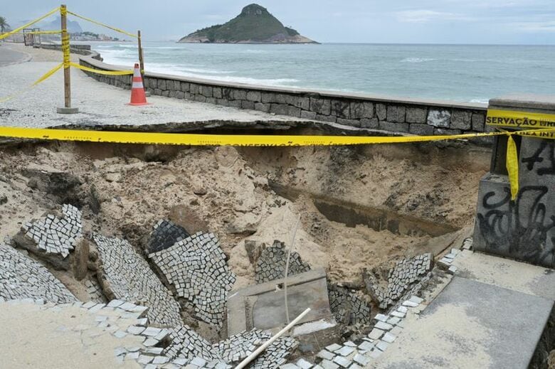 写真は高潮による遊歩道の被害。2026年6月、ブラジルのリオデジャネイロで撮影。REUTERS/Tita Barros