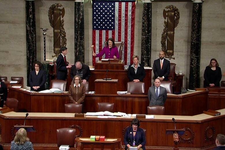米民主党のペロシ下院議長は１８日、下院本会議でトランプ大統領のウクライナ疑惑を巡る弾劾訴追決議案の審議開始にあたり、トランプ氏は米国の民主主義に対する現在進行形の脅威と非難した。下院本会議のようす（２０１９年　ロイター）