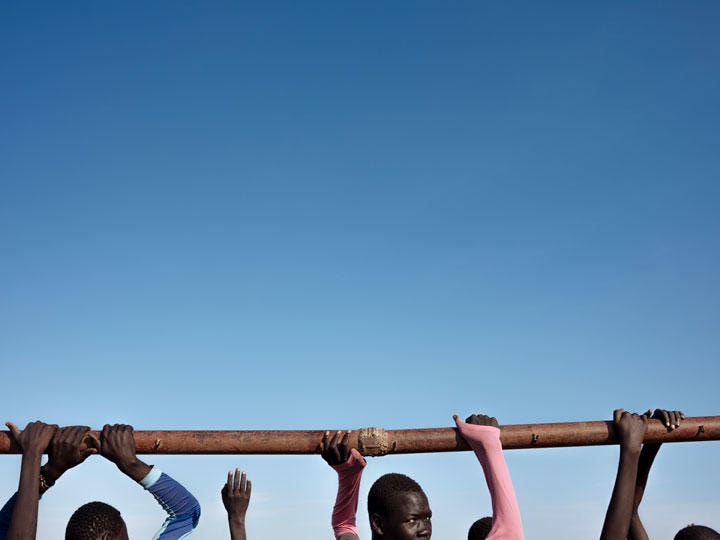 民間人保護区内にある避難民キャンプの人々（ベンティウ近郊、11月）