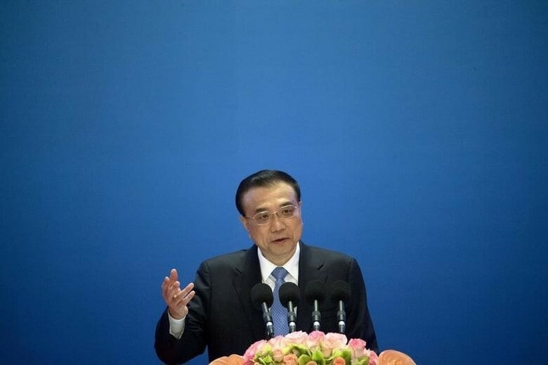 ２月１５日、中国の李克強首相は世界経済の環境や様々な国で株式相場が下落していることを受け、中国経済は多大な困難と新たな不確実性に直面しているとの認識を示した。写真は１月１６日、北京で講演する同首相（２０１６年　ロイター/Mark Schiefelbein/Pool）