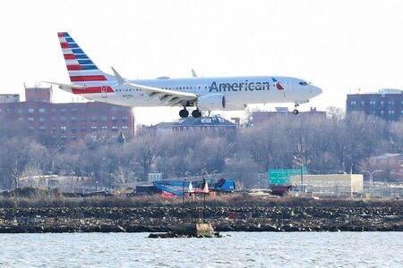 米アメリカン航空グループは、ボーイングの７３７ＭＡＸ機の運航停止を６月３日まで延長する。夏の旅行客の足に影響が出る可能性がある。ニューヨークのラガーディア空港で昨年３月撮影（２０２０年　ロイター/SHANNON STAPLETON）