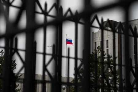 米政府は３日、ロシアのウクライナ侵攻を受けた制裁を強化し、より多くのロシアの新興財閥（オリガルヒ）とその親族に対する経済制裁を発動する計画と、関係筋が明らかにした。２月２２日、ワシントンのロシア大使館を撮影（２０２２ 年　ロイター／Tom Brenner）
