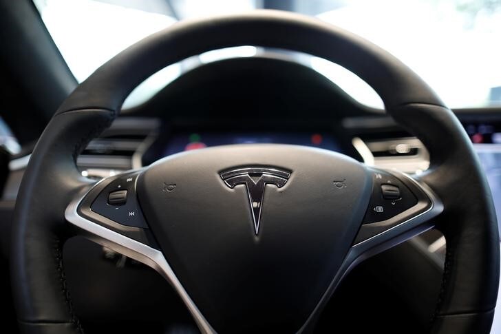 ７月２８日、米電気自動車大手テスラは、量産型セダン「モデル３」の初出荷となる３０台を購入者である従業員に納入した。６日撮影（２０１７年　ロイター/Kim Hong-Ji）