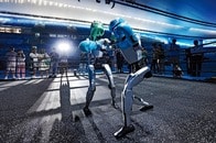 卓球も格闘技も！　鉄のアスリート500体が挑む「人型ロボットスポーツ大会」