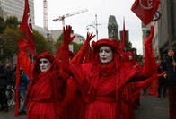 温暖化に抵抗する新ムーブメント「絶滅への反逆」が世界で一斉デモ