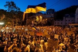 戦時下のウクライナで自国政府に対する大規模デモが発生…一体なぜ？