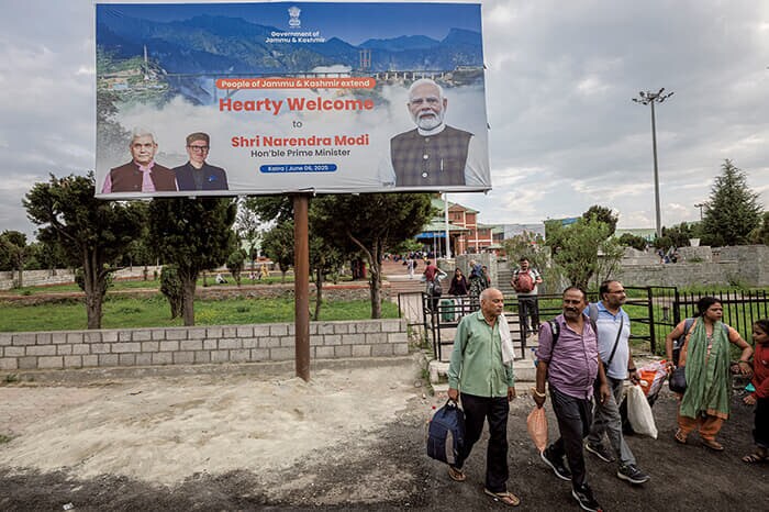 スリナガル駅前には開通式に出席したナレンドラ・モディ首相を歓迎する看板が
