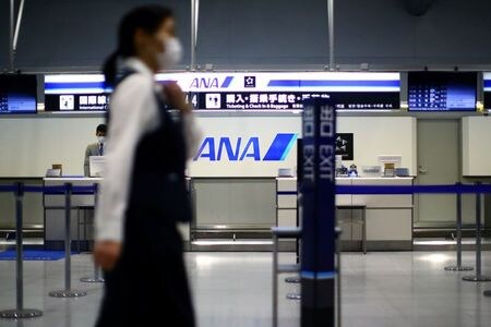 ３月３１日、ＡＮＡホールディングス傘下の全日本空輸（ＡＮＡ）は、新型コロナウイルス感染拡大の影響に伴う需要減退や各国の出入国規制を受け、夏ダイヤにおける４月２４日までの国際線１１９便を追加運休・減便すると発表した。関西空港のANAカウンターで１４日撮影（２０２０年　ロイター/Edgard Garrido）
