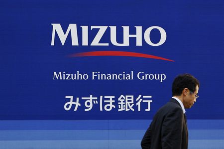 　１２月１５日、みずほ銀行は、１年以上記帳がない通帳のデジタル口座への自動切り替えを停止すると発表した。写真は都内で２０１２年１月撮影（２０２１年　ロイター／Toru Hanai）
