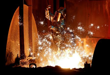 　9月３日、Ｓ＆Ｐグローバルが発表した９月のユーロ圏製造業購買担当者景気指数（ＰＭＩ）改定値は４８．４で８月の４９．６から低下し２７カ月ぶりの低水準となった。独ドゥイスブルグの工場で２０１９年１月撮影（２０２２年　ロイター/Wolfgang Rattay）