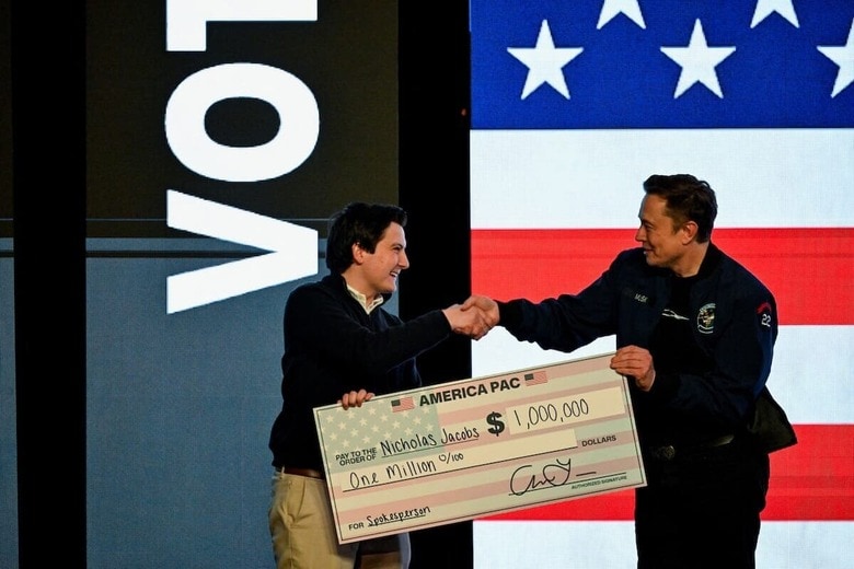 保守派判事の選出を支持する有権者に100万ドルの小切手を送ったイーロン・マスク（3月30日、ウィスコンシン州グリーンベイ）　REUTERS/Vincent Alban