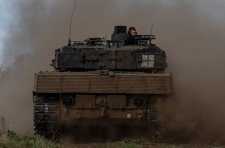 ドネツク州の前線近く、独製レオパルト2A6戦車とウクライナ第21独立機械化旅団（2024年5月12日）　REUTERS/Valentyn Ogirenko