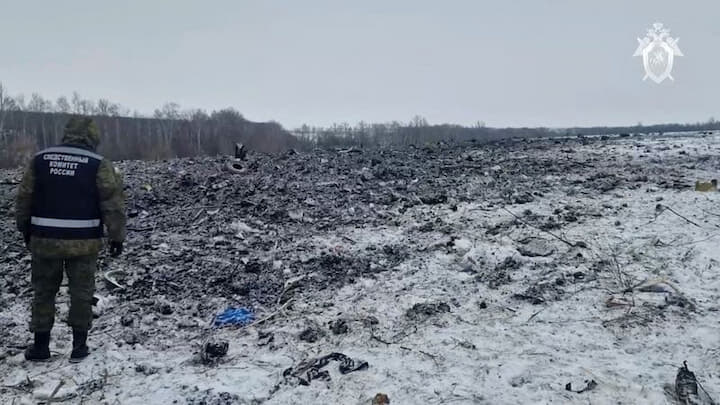 ロシア連邦捜査委員会は２５日、２４日にベルゴロドで墜落した軍輸送機イリューシン（ＩＬ）７６はウクライナからの地対空ミサイルで撃墜されたと発表した。提供画像（２０２４年　ロイター）