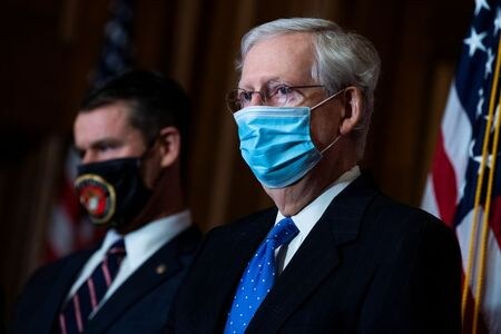 米共和上院トップのマコネル院内総務は３日、 新型コロナウイルス追加経済対策を巡ってやや前向きな動きも見られるとする一方、合意の時期については明言を避けた。１日代表撮影（２０２０年　ロイター）