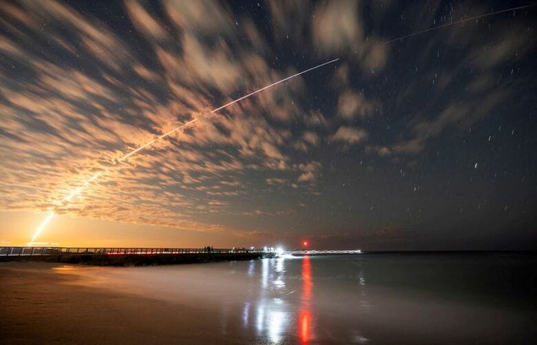 米フロリダ州ケープカナベラルから打ち上げられた、スペースXのファルコン9ロケット。2025年2月26日撮影。REUTERS/Sam Wolfe