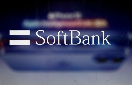 　ソフトバンクグループ（ＳＢＧ）の国内通信子会社、ソフトバンクは９日、２０２６年３月期の連結純利益（国際会計基準）を前年比３．２％増の５４３０億円（従来予想は５４００億円）に上方修正すると発表した。写真はソフトバンクのロゴ。都内で昨年１月撮影（２０２６年　ロイター／Issei Kato）