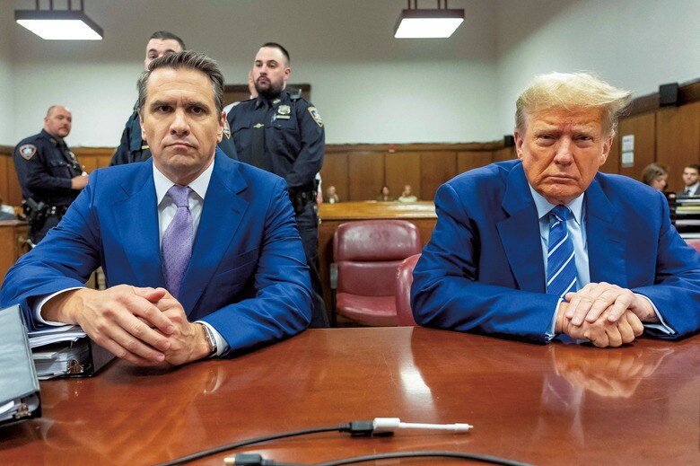 不倫口止め料事件の初公判に出廷したトランプと弁護士のトッド・ブランシュ（4月16日）MARK PETERSON-POOL-REUTERS