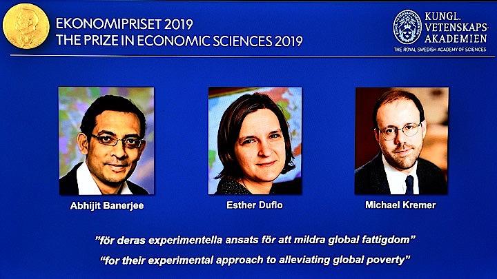 スウェーデン王立科学アカデミーは１４日、２０１９年のノーベル経済学賞をアビジット・バナジー氏、エステール・デュフロ氏、マイケル・クレマー氏の３人に授与すると発表した。写真は３氏の顔写真（２０１９年　ロイター/Karin Wesslen/TT News Agency）