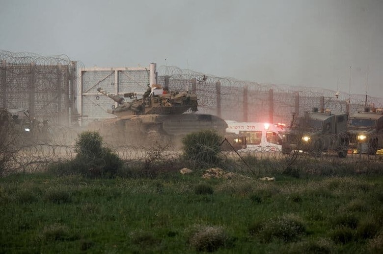 １月２３日、イスラエル軍はパレスチナ自治区ガザでの激しい戦闘により２４時間で２４人の兵士が死亡したと発表した。写真は２２日、イスラエルとガザの境界線付近で撮影（２０２４年　ロイター/Amir Cohen）