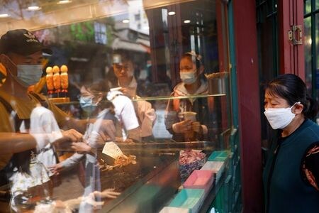 　７月２０日、中国が発表した新型コロナウイルスの新規感染者は、今年１月以降で最多となった。写真は北京で５月撮影（２０２１年　ロイター／Carlos Garcia Rawlins）