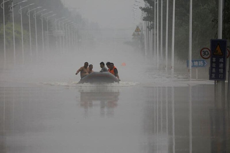 中国河北省では7月下旬からの豪雨により、100万人近くが避難を余儀なくされた。タク州市の浸水現場で3日撮影（2023年　ロイター/Tingshu Wang）