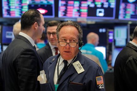 米国株式市場は、最高値から下落して取引を終えた。中国で発生した新型コロナウイルスの感染が拡大している問題で米国内で初の患者が確認されたことや国際通貨基金（ＩＭＦ）が世界経済見通しを引き下げたことが背景。ニューヨーク証券取引所で撮影（２０２０年　ロイター/BRENDAN MCDERMID）