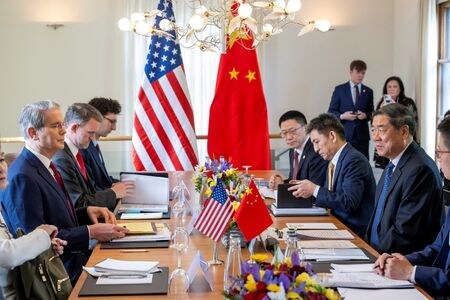 　８月２５日、    米紙ウォール・ストリート・ジャーナル（ＷＳＪ）は中国商務省の李成鋼国際貿易交渉代表が今週、米国との貿易協議のためワシントンを訪問すると報じた。写真は５月にジュネーブで行われた米中協議の様子。提供写真（２０２５年　ロイター/KEYSTONE/EDA/Martial Trezzini)