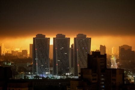 　ロシア軍は２５日にかけ、首都キーウを含むウクライナの複数都市にドローン２９８機とミサイル６９発による大規模攻撃を行った。写真はドローンの爆発で照らされるキーウの街並み（２０２５年　ロイター/Gleb Garanich）