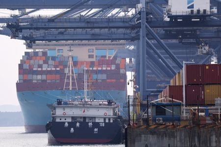 　中国商務省は２３日、米最高裁の関税判決について「全面的な評価」を行っていると表明し、貿易相手国に対する「関連する一方的な関税措置」を撤廃するよう米側に促した。写真は深センの港で昨年１０月撮影（２０２６年　ロイター／Tingshu Wang）