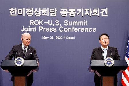 　訪韓中のバイデン米大統領は２１日、今月就任した韓国の尹錫悦大統領とソウルで初の首脳会談を行い、軍事演習拡大のほか必要なら新たな兵器配備を行うことで合意した（２０２２年　ロイター/JONATHAN ERNST）