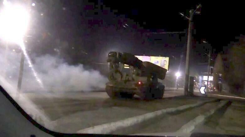 ウクライナ東部ドネツク州の首都ドネツク周辺で戦車など軍用車両が隊列を成しているのを、ロイター記者が未明に確認した。写真はロイターテレビの映像から（２０２２年　ロイター/Reuters TV）