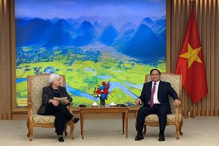イエレン米財務長官（写真左）はベトナムの首都ハノイで２１日に講演し、グリーンエネルギーの発電源拡大やより強靭なサプライチェーン（供給網）構築においてベトナムを重要なパートナーと考えていると強調する。写真右はベトナムのファム・ミン・チン首相、２０日撮影（２０２３年　ロイター／Thinh Tien Nguyen）