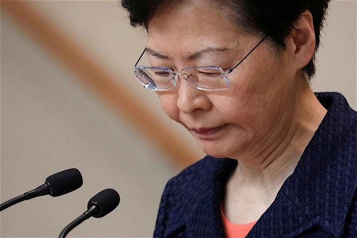 香港政府トップの林鄭月娥（キャリー・ラム）行政長官（写真）が先週、実業家グループとの非公開会合で、香港の政治危機を巡り「言い訳のできない大混乱」を引き起こしたとし、選択肢があるなら辞任すると話していたことが分かった。香港で開かれた記者会見で8月撮影（2019年　ロイター/Ann Wang）